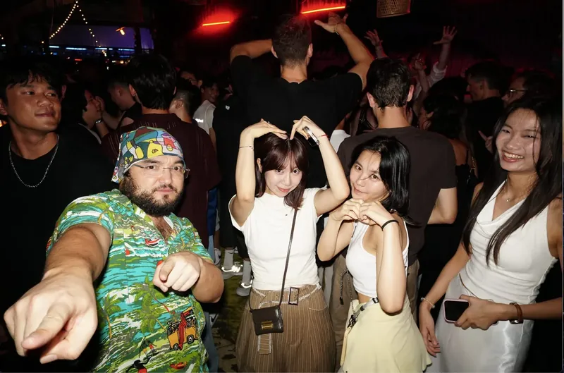 參加者在熱鬧的酒吧一起合照