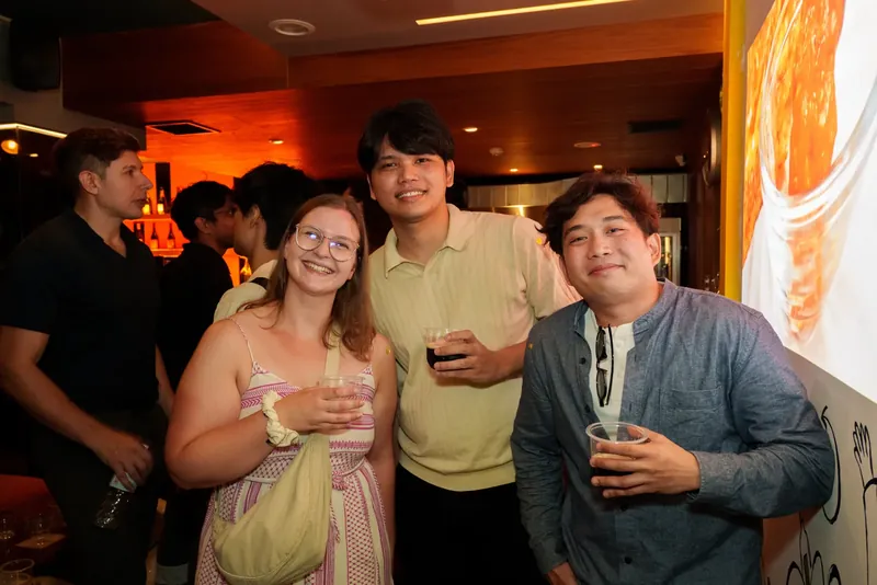 參加者拿著飲品微笑合照