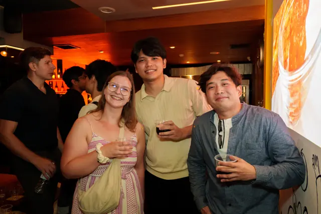 參加者拿著飲品微笑合照