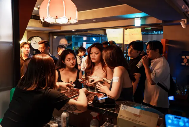 參加者聚在吧台前
