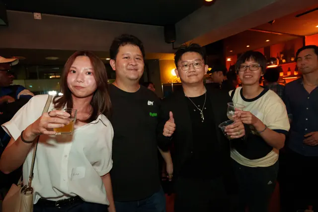 四位參加者在酒吧內合照