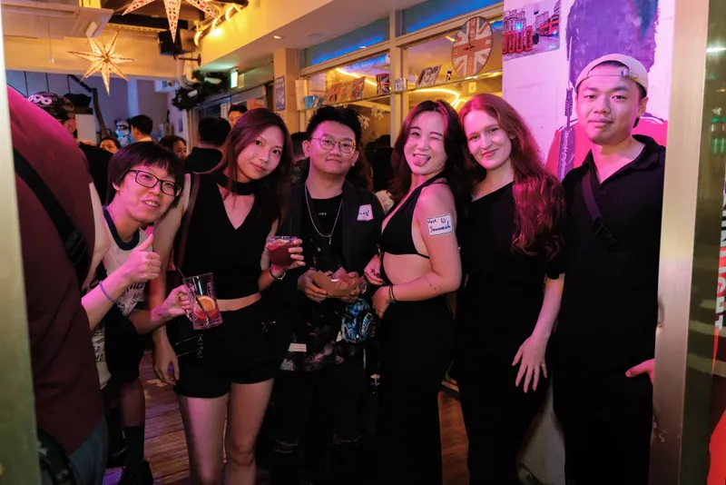 朋友們在 Tea Bar 內微笑合照