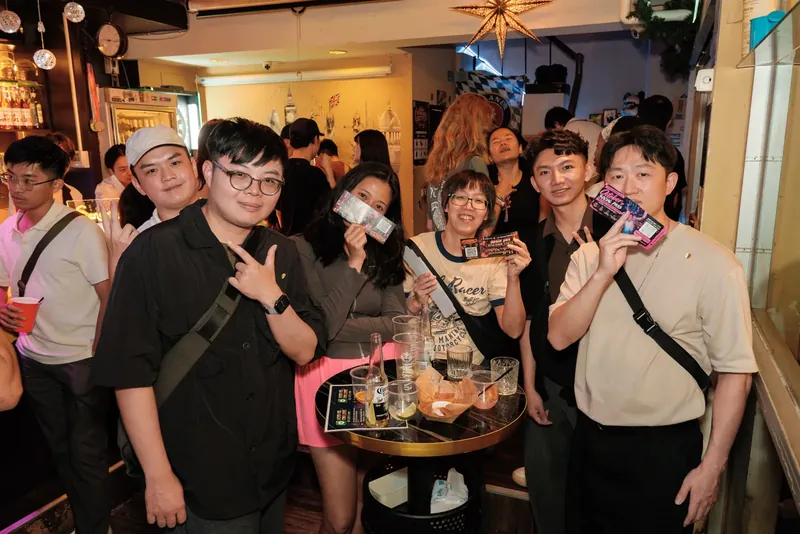 一群參加者圍桌合照