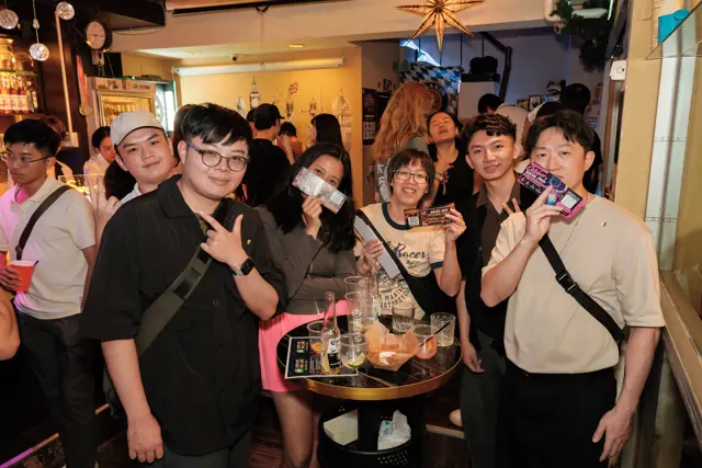 一群參加者圍桌合照