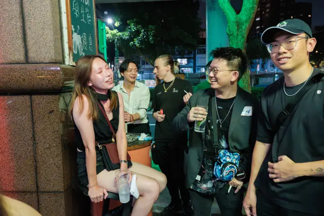 參加者在場外聊天