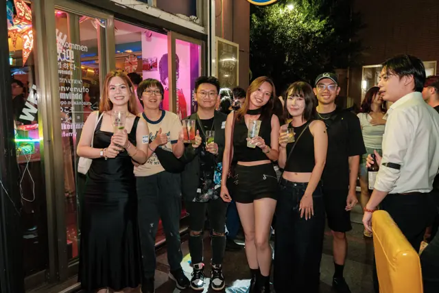 參加者夜晚聚在 Tea Bar 外