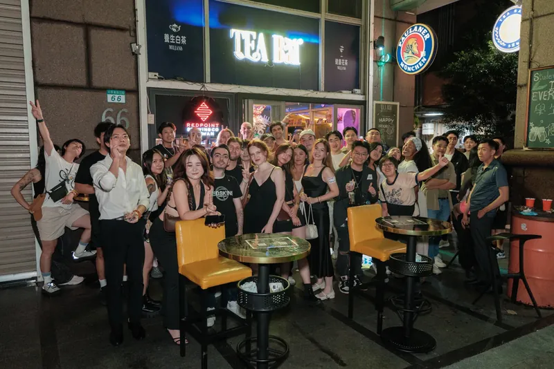週六參加者在 Tea Bar 外合照