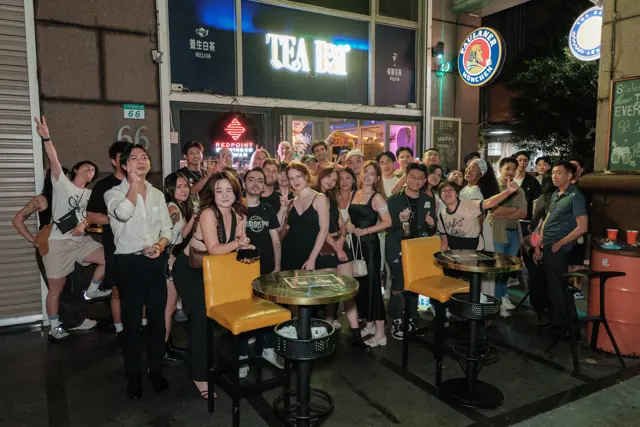 週六參加者在 Tea Bar 外合照