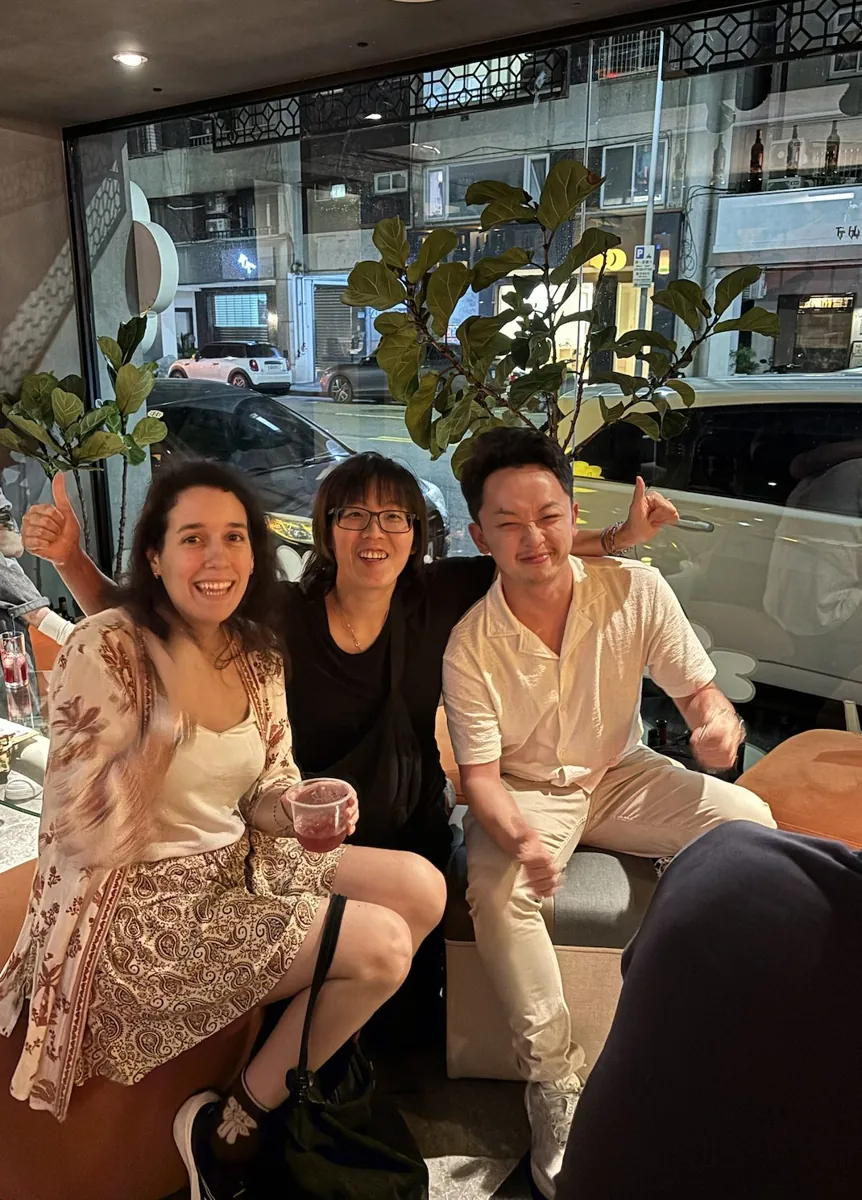 Three guests sitting together with drinks