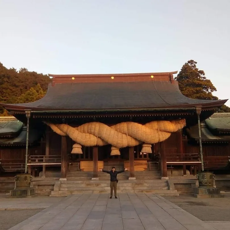 Yi 在旅行途中於神社前留影